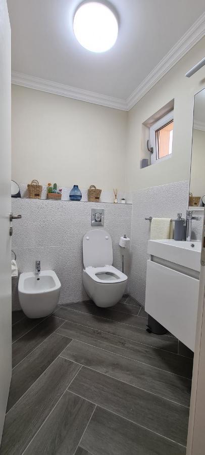 White Rezidence Apartment Curtea De Arges Ngoại thất bức ảnh